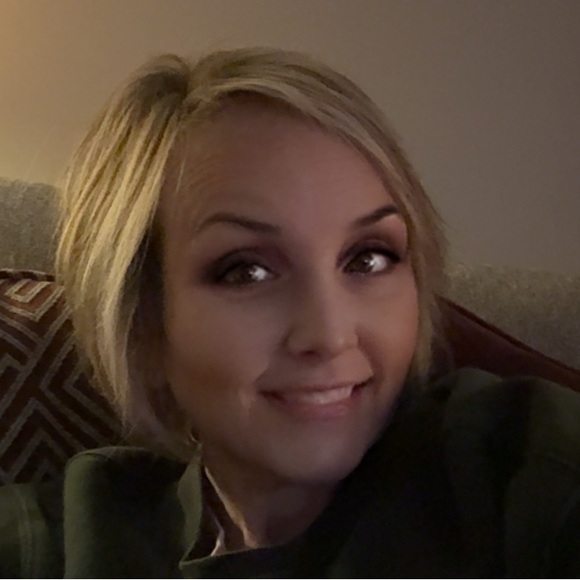 Meet your Posher, Lisa - Picture 1 of 2